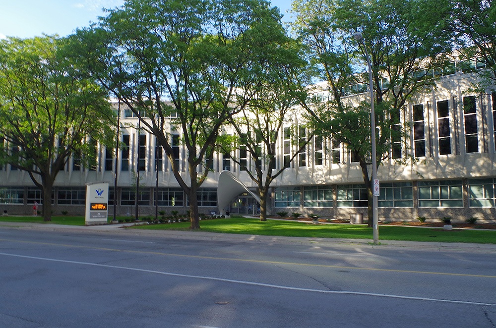460o16