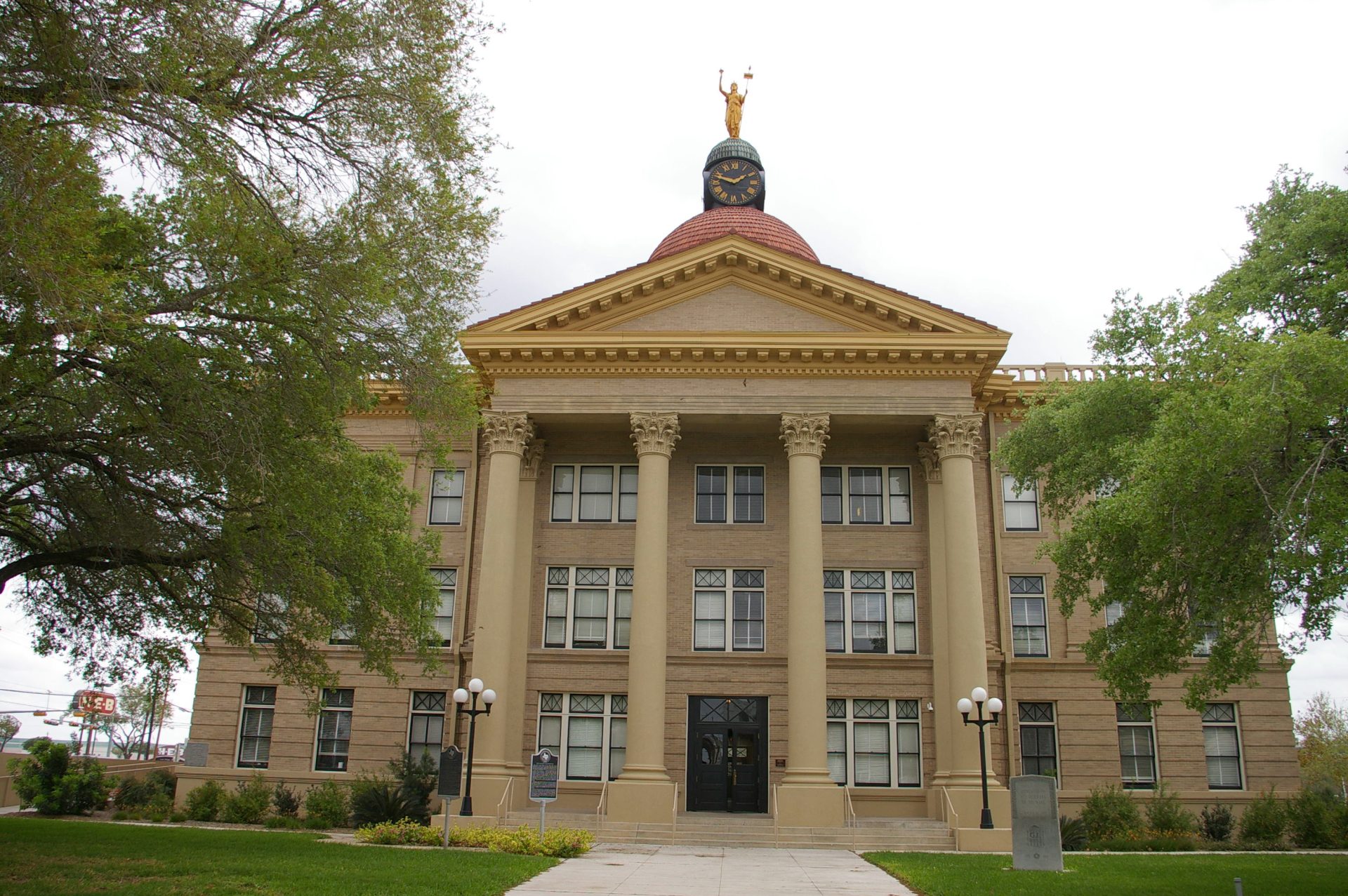 Bee County Borders Bee County - American Courthouses